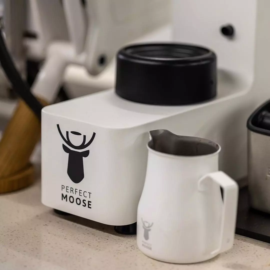 Perfect Moose chytrá konvička na mléko 500 ml bílá | Lázeňská káva